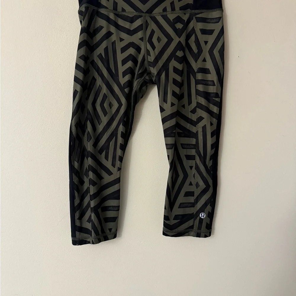 Lululemon Run: Inspire Crop II All Full-On Luxtreme, size 4, Chevron Shuffle